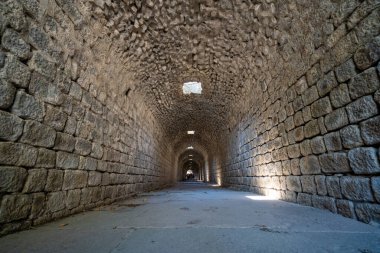 Asklepion 'daki tünel. Asklepion, Pergamum Acropolis 'in dışında bir tedavi merkeziydi. İzmir, Türkiye - 23 Temmuz 2023.