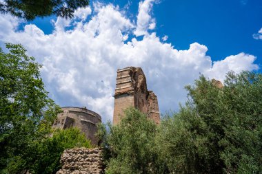 Kızıl Bazilika antik Pergamon şehrinde yıkık dökük bir tapınaktır..