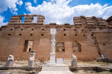 Tanrıça Sekhmet 'in görünüşü ve Kırmızı Salon' un misketleri. Kızıl Bazilika antik Pergamon şehrinde yıkık dökük bir tapınaktır. İzmir, Türkiye - 23 Temmuz 2023.