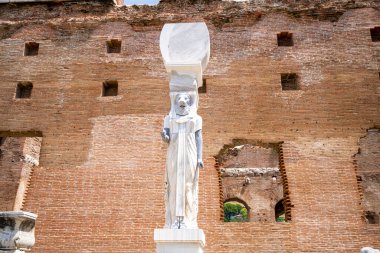 Tanrıça Sekhmet 'in görünüşü ve Kırmızı Salon' un misketleri. Kızıl Bazilika antik Pergamon şehrinde yıkık dökük bir tapınaktır. İzmir, Türkiye - 23 Temmuz 2023.