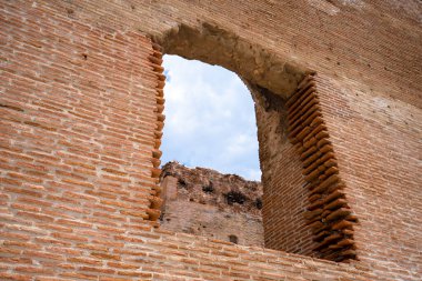 Kızıl Bazilika antik Pergamon şehrinde yıkık dökük bir tapınaktır..