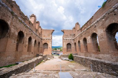 Kızıl Bazilika antik Pergamon şehrinde yıkık dökük bir tapınaktır. Kızıl Bazilika, Hadrian döneminde Roma İmparatorluğu döneminde inşa edildi..
