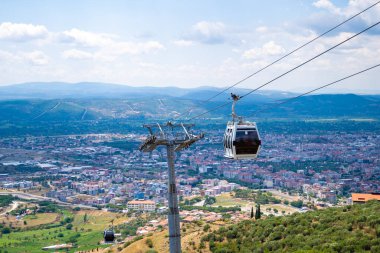 Bergama bölgesinden Pergamon Ancient City 'e kadar telgraflı araç. İzmir, Türkiye - 23 Temmuz 2023.