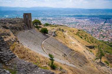Kale Tepesi 'nin tepesindeki dev Helenistik tiyatro (MÖ 2. yüzyıl). Pergamon, Mysia 'da zengin ve güçlü bir antik Yunan şehriydi. İzmir, Türkiye - 23 Temmuz 2023.