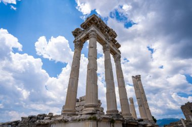 Trajan Tapınağı 'nın kalıntıları antik Pergamum bölgesi. Pergamon, Mysia 'da zengin ve güçlü bir antik Yunan şehriydi..