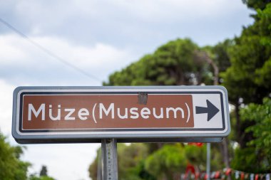 Bergama bölgesindeki müze tabelası. İzmir, Türkiye - 23 Temmuz 2023.