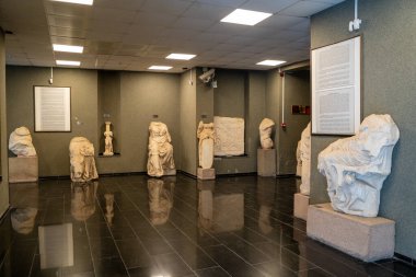 Bergama bölgesindeki Bergama Müzesi 'nin sergi salonu. İzmir, Türkiye - 23 Temmuz 2023.