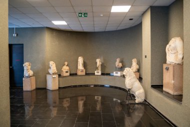 Bergama bölgesindeki Bergama Müzesi 'nin sergi salonu. İzmir, Türkiye - 23 Temmuz 2023.