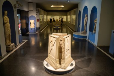 Bergama bölgesindeki Bergama Müzesi 'nin sergi salonu. İzmir, Türkiye - 23 Temmuz 2023.