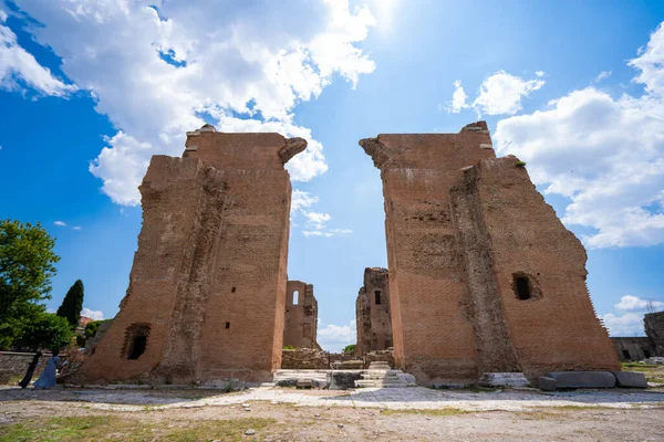 Kızıl Bazilika antik Pergamon şehrinde yıkık dökük bir tapınaktır. İzmir, Türkiye - 23 Temmuz 2023.