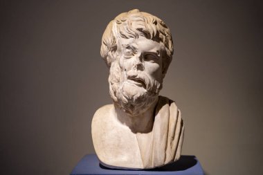 Ksenephon 'un Bergama Müzesi' ndeki Roma döneminden kalma büstü. İzmir, Türkiye - 23 Temmuz 2023.