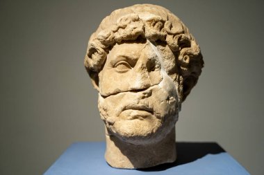Bergama Müzesi 'ndeki Roma döneminden İmparator Hadrianus' un başı. İzmir, Türkiye - 23 Temmuz 2023.