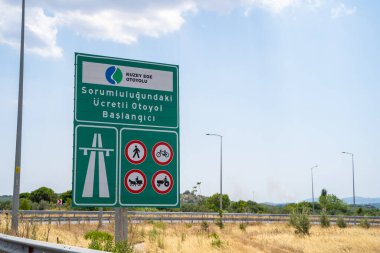 Kuzey Ege Otoyolu tabelası. Otoyol 33 veya Kuzey Ege Otoyolu (Kuzey Ege Otoyolu), Türkiye 'nin batısında 55.2 km uzunluğunda bir otoyol. İzmir, Türkiye - 23 Temmuz 2023.