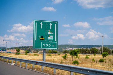Otoyol tabelası. Otoyol 33 veya Kuzey Ege Otoyolu (Kuzey Ege Otoyolu), Türkiye 'nin batısında 55.2 km uzunluğunda bir otoyol. İzmir, Türkiye - 23 Temmuz 2023.