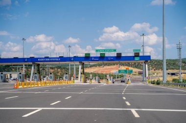 Kuzey Ege Otoyolu gişeleri. Otoyol 33 veya Kuzey Ege Otoyolu (Kuzey Ege Otoyolu), Türkiye 'nin batısında 55.2 km uzunluğunda bir otoyol. İzmir, Türkiye - 23 Temmuz 2023.