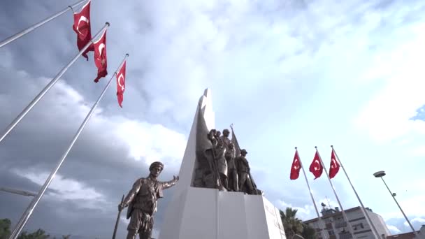Памятник Мустафе Кемалю Ататюрку Площади Манисы — стоковое видео