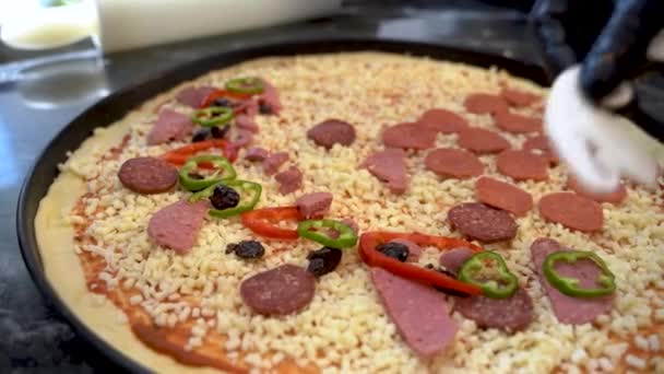 Añadir Setas Una Masa Pizza Cocinero Haciendo Pizza Cocina — Vídeos de Stock