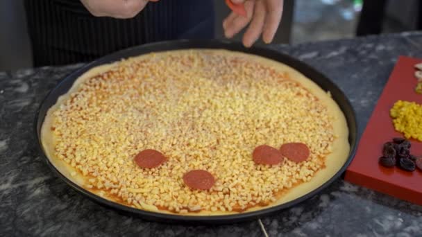 ピザ生地にソーセージを追加 4Kシェフベイカー キッチンでピザを作る — ストック動画