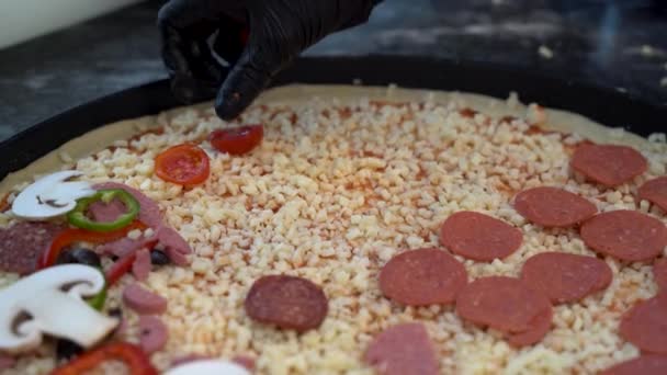Tomaten Toevoegen Aan Pizza Deeg Chef Bakker Pizza Maken Keuken — Stockvideo