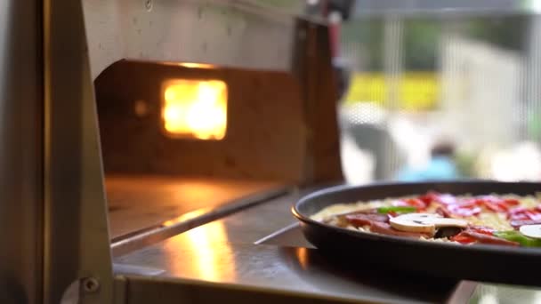 Pizza Włożona Piekarnika Restauracji — Wideo stockowe