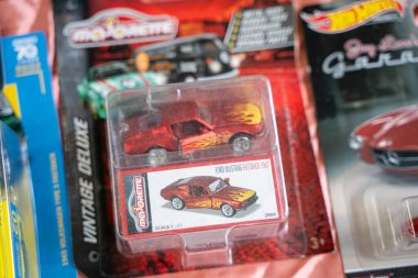 Ford Mustang Fastback 1967 model oyuncak araba bit pazarında. Ankara, Türkiye - 6 Ağustos 2023.