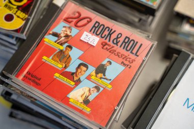 20 Rock and Roll Classics Bölüm 2 CD albümü bit pazarında. Ankara, Türkiye - 6 Ağustos 2023.