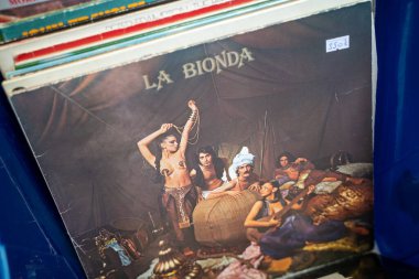 La Bionda, İtalyan disko ikilisi La Bionda 'nın bit pazarındaki dördüncü stüdyo albümüdür. Ankara, Türkiye - 6 Ağustos 2023.