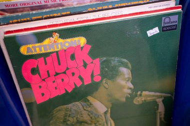 Chuck Berry, dikkat! Bit pazarında vinil albüm. Ankara, Türkiye - 6 Ağustos 2023.