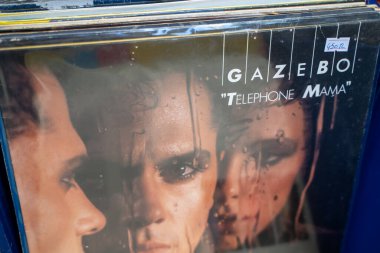 Çardak - Bit pazarında Mama 'ya telefon edin. Ankara, Türkiye - 6 Ağustos 2023.