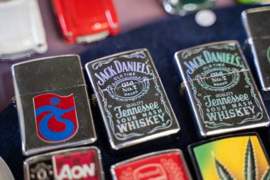 Jack Daniel 'ın bit pazarındaki zippo çakmağı. Ankara, Türkiye - 6 Ağustos 2023.