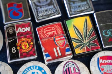 Bit pazarındaki Arsenal futbol kulübü zippo çakmağı. Ankara, Türkiye - 6 Ağustos 2023.