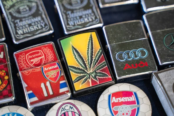 Marihuana yaprağı zippo çakmağı bit pazarında. Ankara, Türkiye - 6 Ağustos 2023.