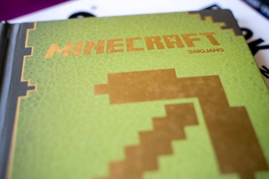 Bit pazarında minecraft yaratıcı el kitabı. Ankara, Türkiye - 6 Ağustos 2023.