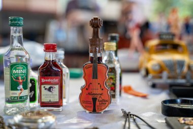 Nannerl Kahve, bit pazarında minyatür alkol şişesi. Ankara, Türkiye - 6 Ağustos 2023.