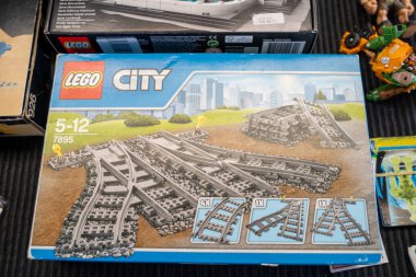 LEGO, bit pazarındaki karton kutu. Ankara, Türkiye - 6 Ağustos 2023.