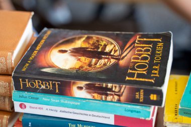 J.R.R. 'ın Hobbit kitabı. Tolkien bit pazarında. Ankara, Türkiye - 6 Ağustos 2023.
