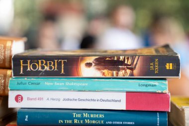 J.R.R. 'ın Hobbit kitabı. Tolkien bit pazarında. Ankara, Türkiye - 6 Ağustos 2023.
