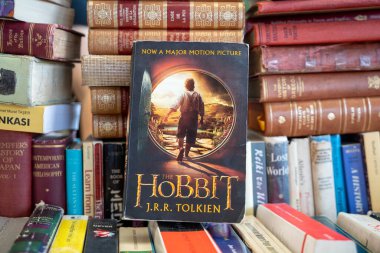 J.R.R. 'ın Hobbit kitabı. Tolkien bit pazarında. Ankara, Türkiye - 6 Ağustos 2023.