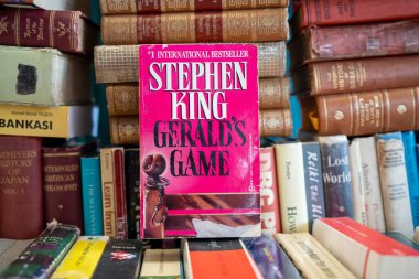 Stephen King 'in bit pazarında yazdığı Gerald' s Game kitabı. Ankara, Türkiye - 6 Ağustos 2023.