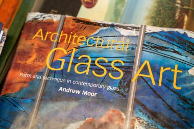 Andrew Moor 'un Bitpazarındaki Mimari Cam Sanat Kitabı. Ankara, Türkiye - 6 Ağustos 2023.