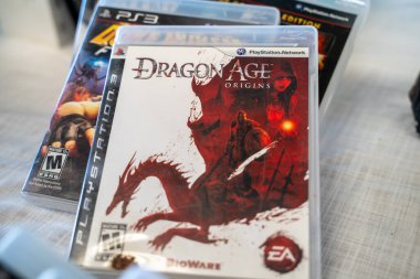 Dragon Age Origins PlayStation CD 'si bit pazarında. Ankara, Türkiye - 6 Ağustos 2023.