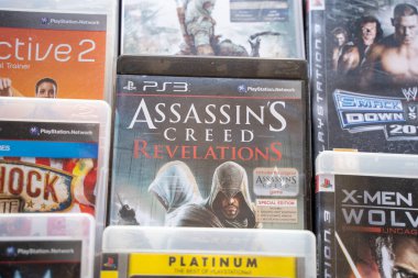 Suikastçının Creed Revelations PlayStation oyunu bit pazarında. Ankara, Türkiye - 6 Ağustos 2023.