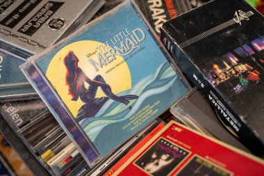 Küçük Deniz Kızı bit pazarında kayıt yapıyor. Ankara, Türkiye - 6 Ağustos 2023.