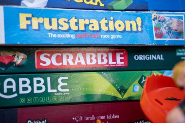 Scrabble. Orijinal masa oyunu bit pazarında. Ankara, Türkiye - 6 Ağustos 2023.