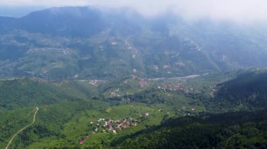 Karadeniz Bölgesi 4K 'daki dağların arasındaki dağlık evlerin havadan görünüşü