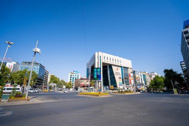 Kizilay Meydanı boş görünüyor. Ankara, Türkiye - 16 Ağustos 2023.