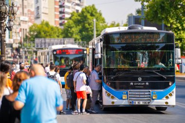 Kizilay ilçesindeki Ankara belediye otobüsleri ve yolcuları. Ankara, Türkiye - 16 Ağustos 2023.