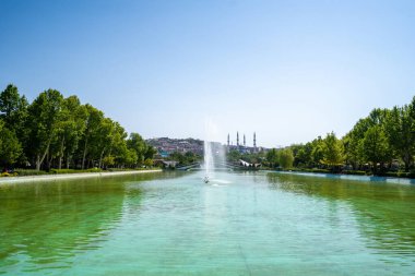 Kültür merkezi, gençlik merkezi, eğlence parkı ve fuar salonlarının bulunduğu Genclik Parki 'deki göletin manzarası. Ankara, Türkiye - 6 Ağustos 2023.