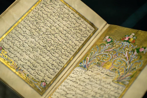 El yazması Kur 'an kitabı. Kuran, Müslümanların Allah 'tan bir vahiy olduğuna inandıkları İslam' ın merkezi dini metinleridir. Ankara, Türkiye - 16 Ağustos 2023.