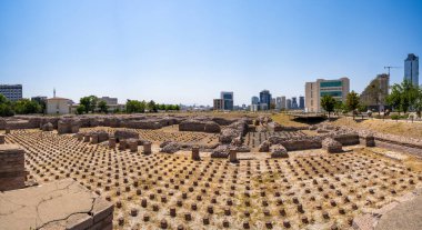 Ankara 'nın Roma hamamlarında geniş hamamların (Caracalla) panoramik manzarası. Ankara, Türkiye - 16 Ağustos 2023.